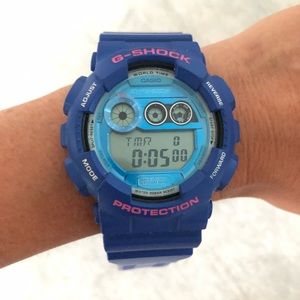 G-Shock Watch Blue hot pink detail